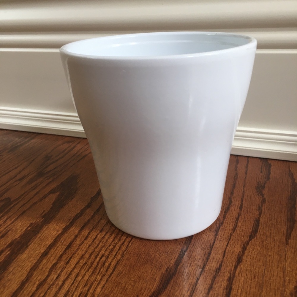 NW WHITE CERAMIC PLANTER
